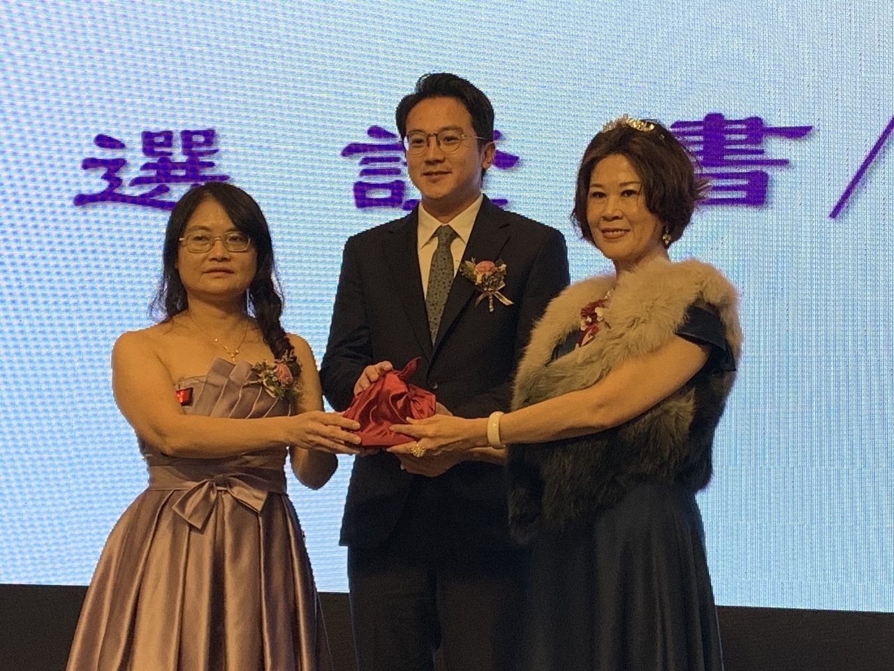 由高市經發局局長廖泰翔（中）擔任監交人，卸任理事長許瑞娟（左）將印信交接給新任理事長陳艿葳（右）。 原圖：經濟日報許夷雯/攝影圖片