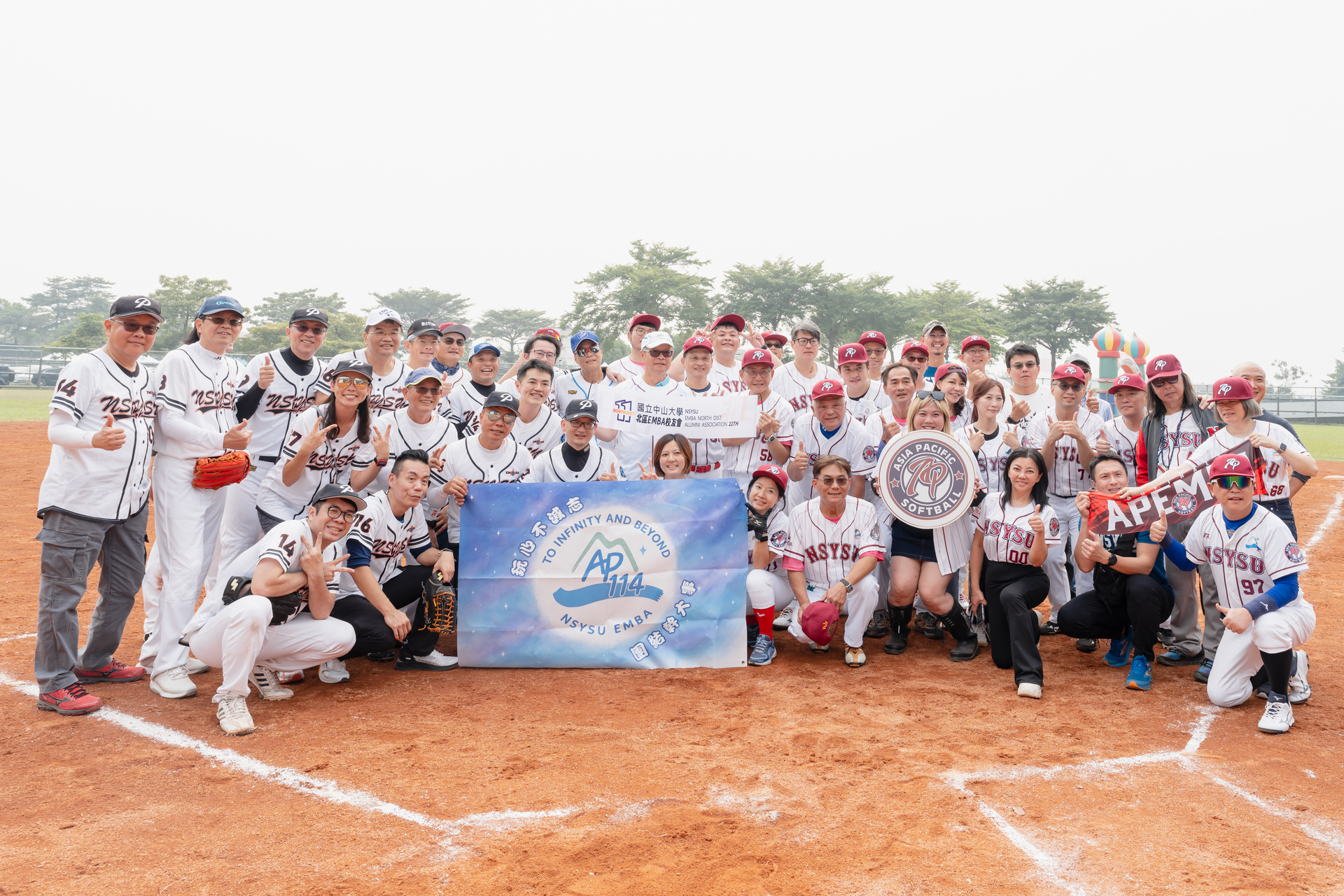 E22雄鷹隊與AP愛屁壘球隊合影圖片