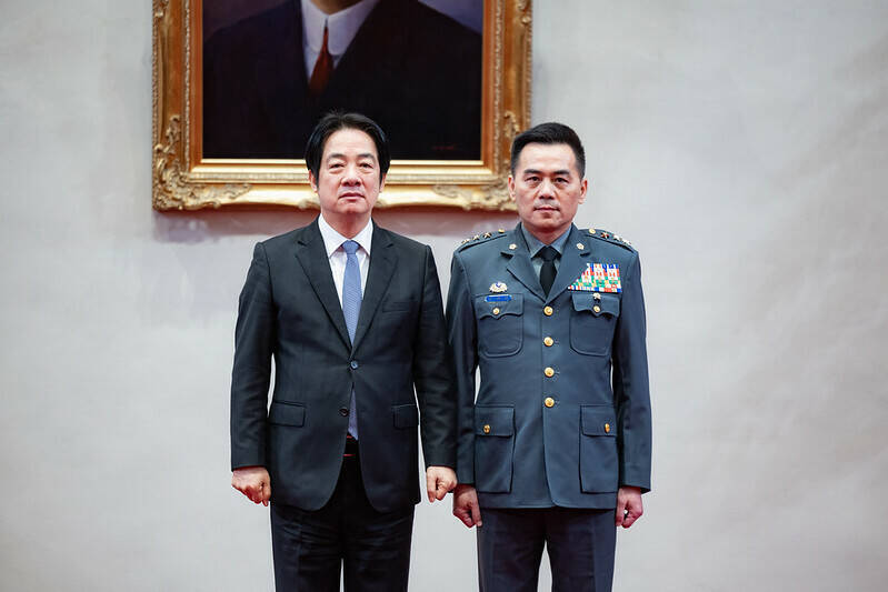 陸軍副司令呂坤修中將升任陸軍司令，並晉任為陸軍二級上將，總統賴清德今主持「國軍重要高階幹部授勳授階典禮」。（總統府提供）圖片