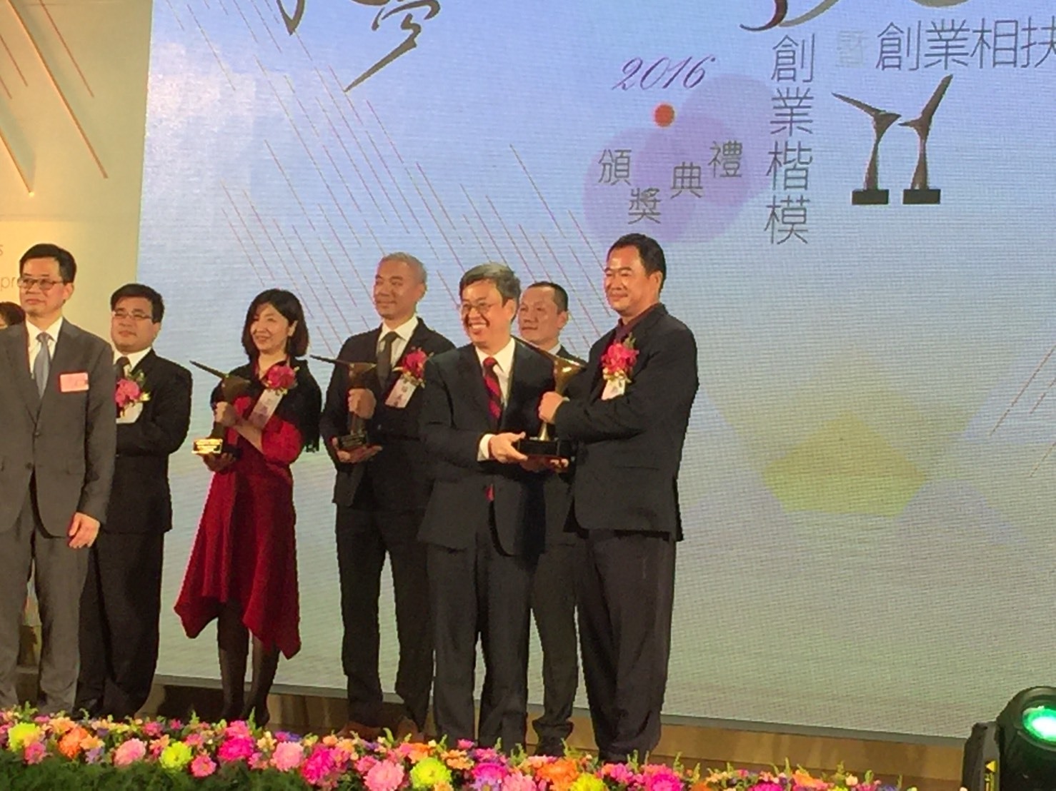 EMBA-17鄭志強學長受獎(右)圖片