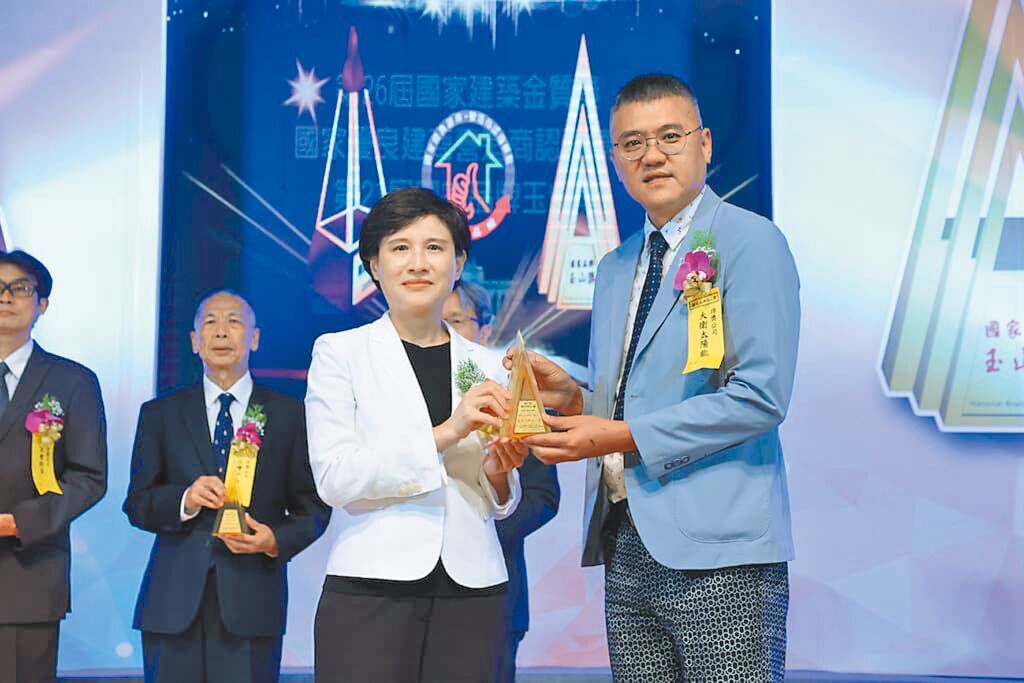 行政院副院長鄭麗君（左）頒贈國家品牌玉山獎「傑出企業類」，由大衛太陽能董事長陳鄭彥（右）接過獎座。圖片
