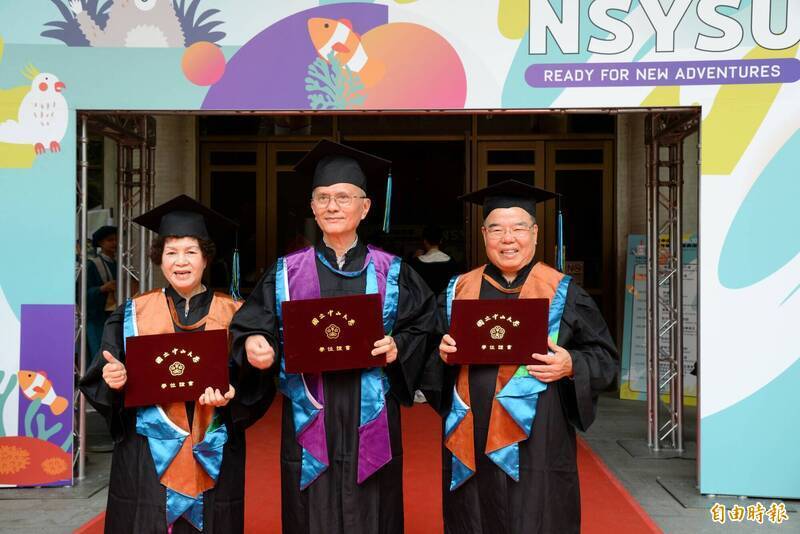 中山大學今年有3名年過7旬的畢業生參加畢典，分別是77歲管理學院APEMBA的曾秀貞（左起）、72歲政治所的劉嘉熙以及70歲EMBA的李明利。（原圖引用自由時報記者許麗娟 攝）圖片