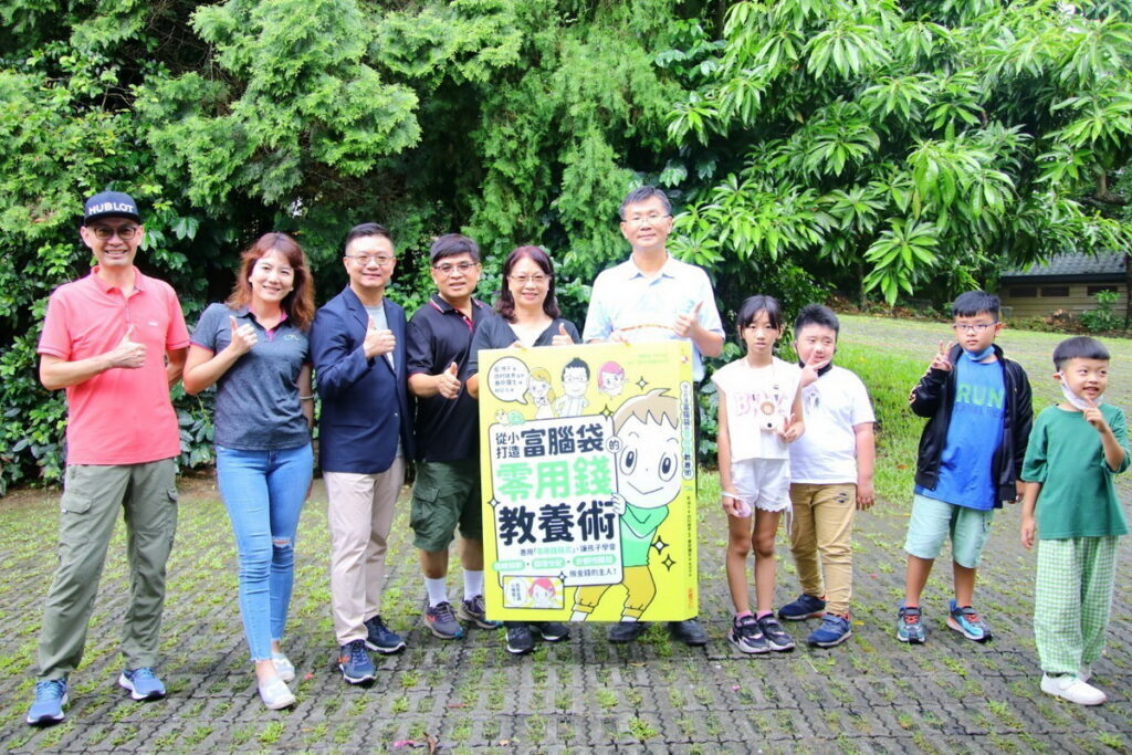 中山管院校友會捐贈青山國小圖書館藏書由郭耿舜校長代表受贈圖片