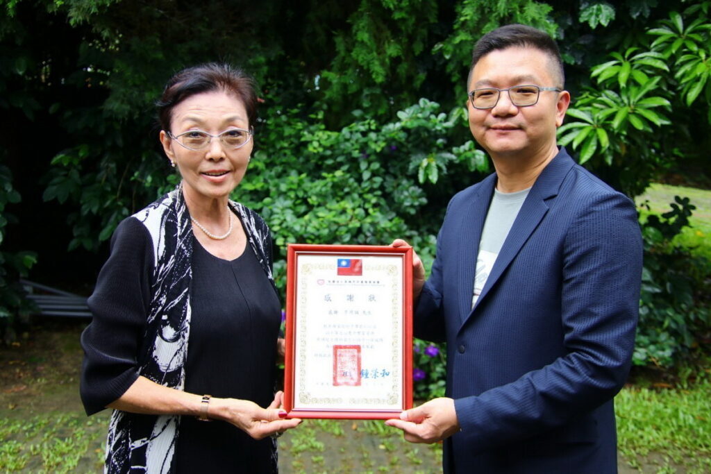 社團法人高雄市兒童發展協會回贈感謝狀給中山管院校友會圖片