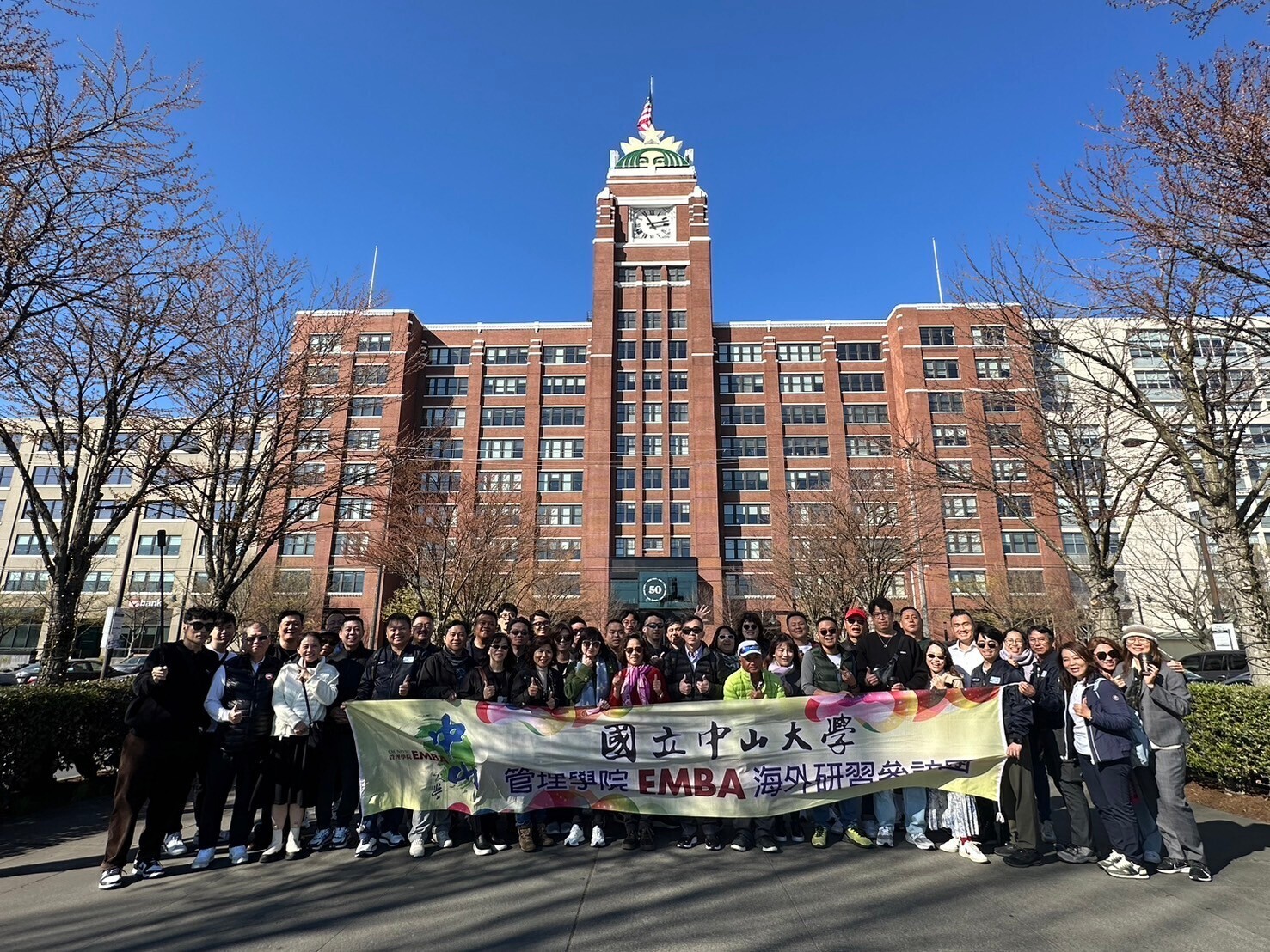 管院積極拓展國際交流機會，每年均透過海外研習及移地教學方式，與全球頂尖商學院接軌，並與當地領導企業與專家交流，培養具備全球視野的管理人才。圖片