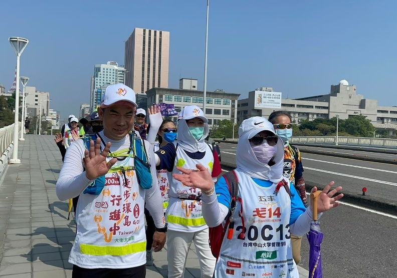 一場走一公里捐1000元的徒步環島正在國內EMBA圈串連興起！圖為活動第23天，屏東車站至高雄中山大學路途圖片