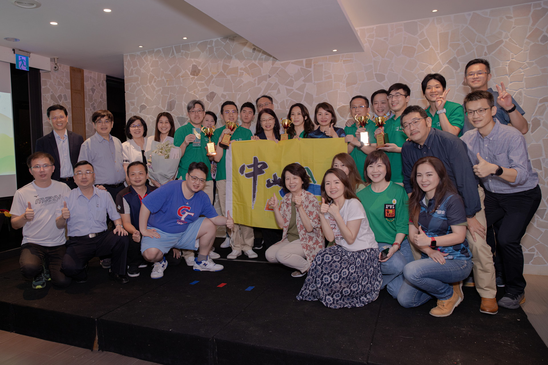 由APEMBA-111學長姐代表參賽的創新商業模式提案賽，榮獲「策略創新獎」圖片