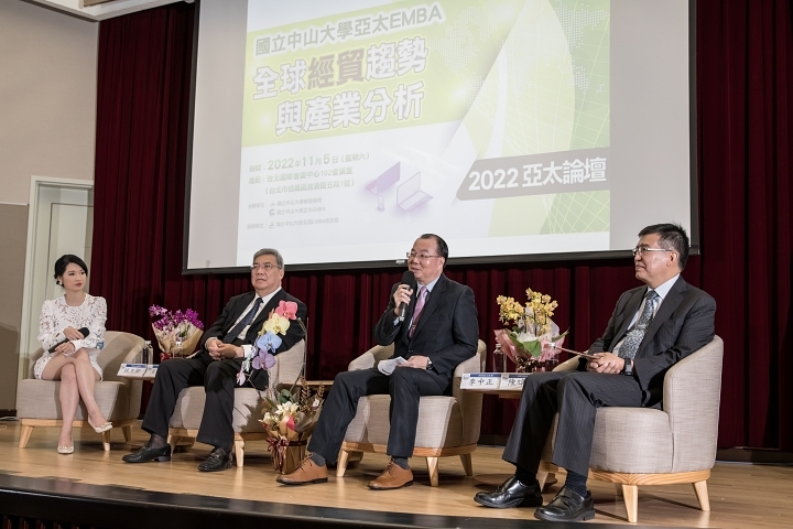 論壇指標企業代表共聚，研討運用數位資源，整合創新行銷戰略心法。由左至右為華藝創意文化出版事業有限公司董事長林玉卿、台灣科技人才發展中心董事長王孝慈、華品文化國際行銷有限公司執行長李中正，以及流亞科技股份有限公司董事長陳暐仁。圖片