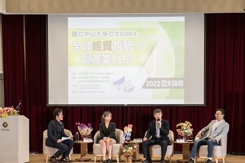 扎根經貿市場的企業代表，分享危機即轉機之難得經驗。由左至右為人才天下有限公司總經理黃偉豪、霈淪斯實業有限公司負責人洪淑嫻、志盈金屬企業股份有限公司董事長李文雄，以及香港永域控股公司董事李志文。圖片