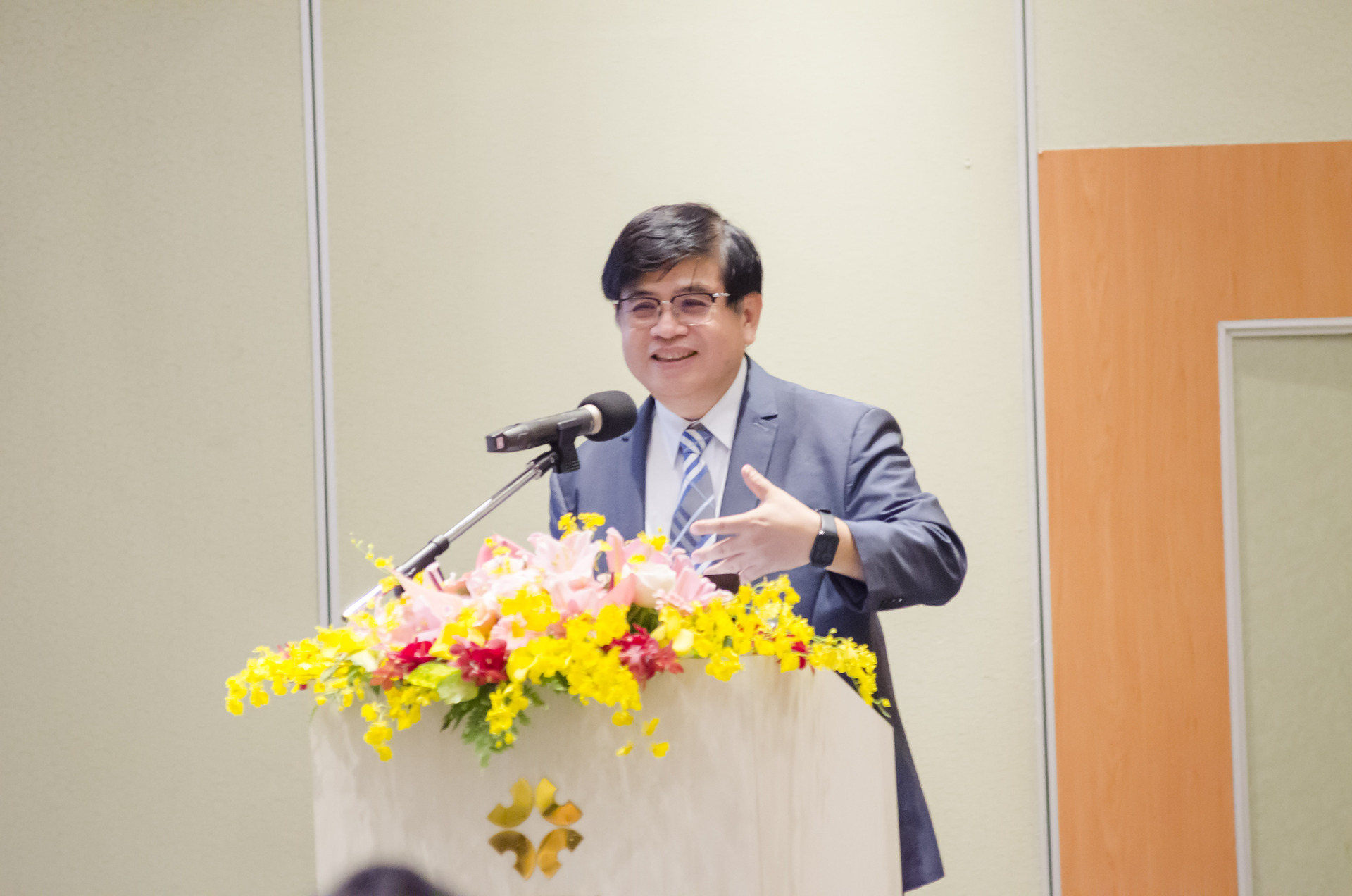 國立中山大學管理學院院長林豪傑開幕致詞及擔任與談主持人圖片