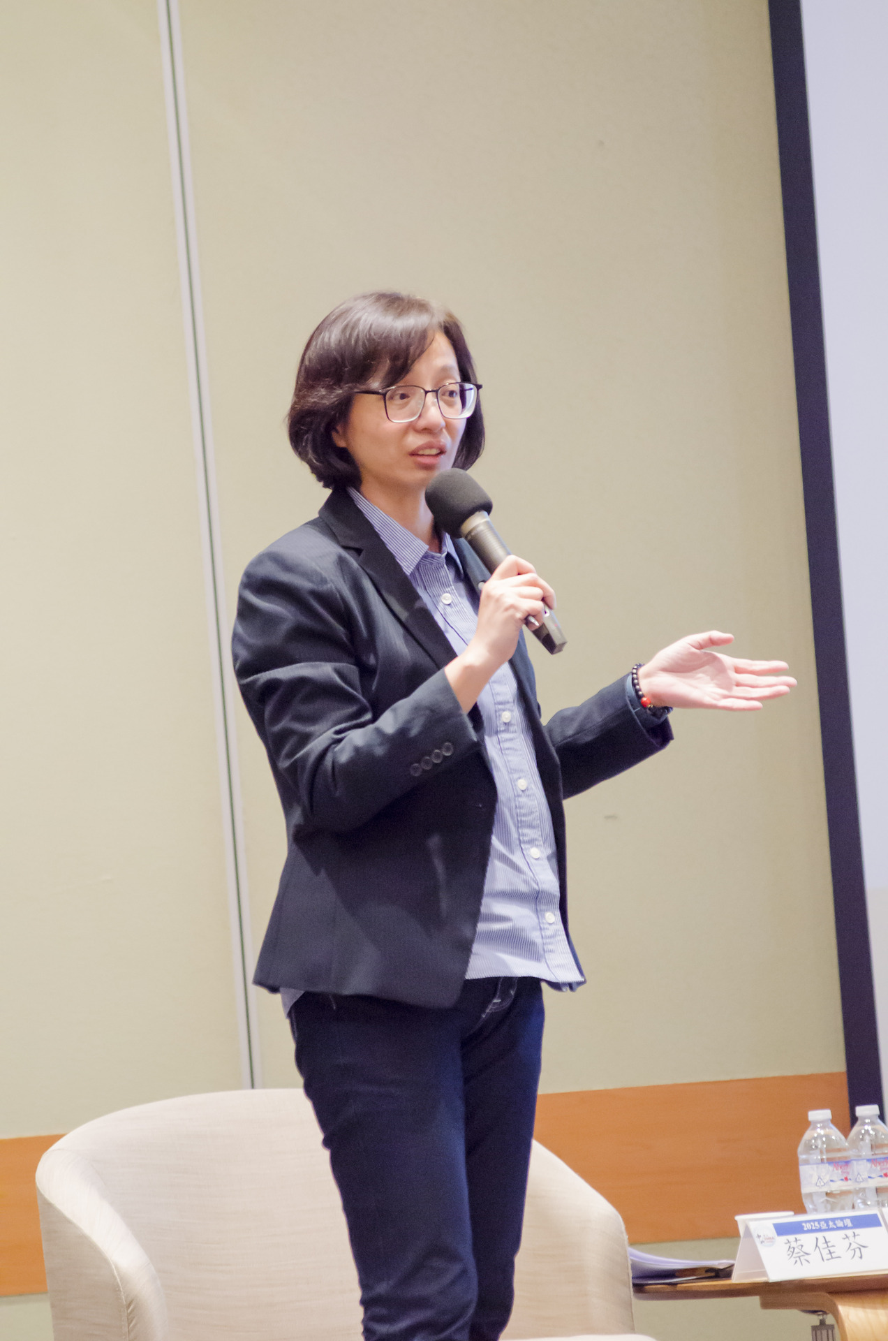 國立中山大學管理學院EMBA執行長蔡佳芬擔任與談主持人圖片