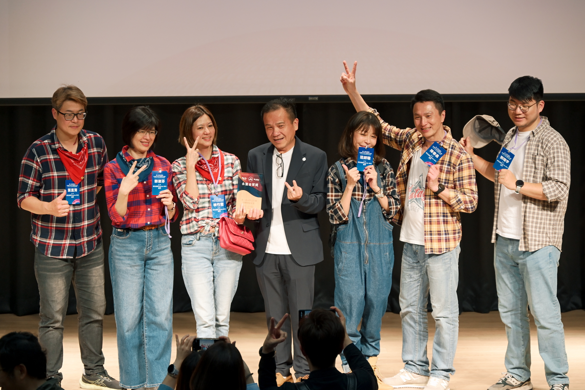 「燃志創新 Ignite Will隊」指導老師徐士傑教授與隊員合影，說隊員們都準備充分，在最後上台時才能胸有成竹。圖片