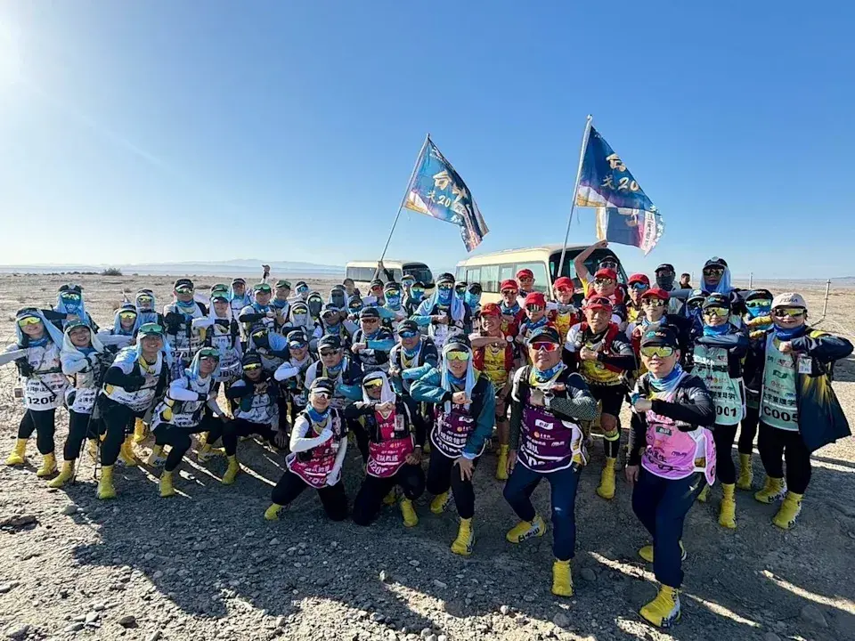 50位選手與隨行團隊在風沙與酷熱交錯的極端環境中，展現堅毅與團結的精神。 圖：中山大學戈友會/提供圖片
