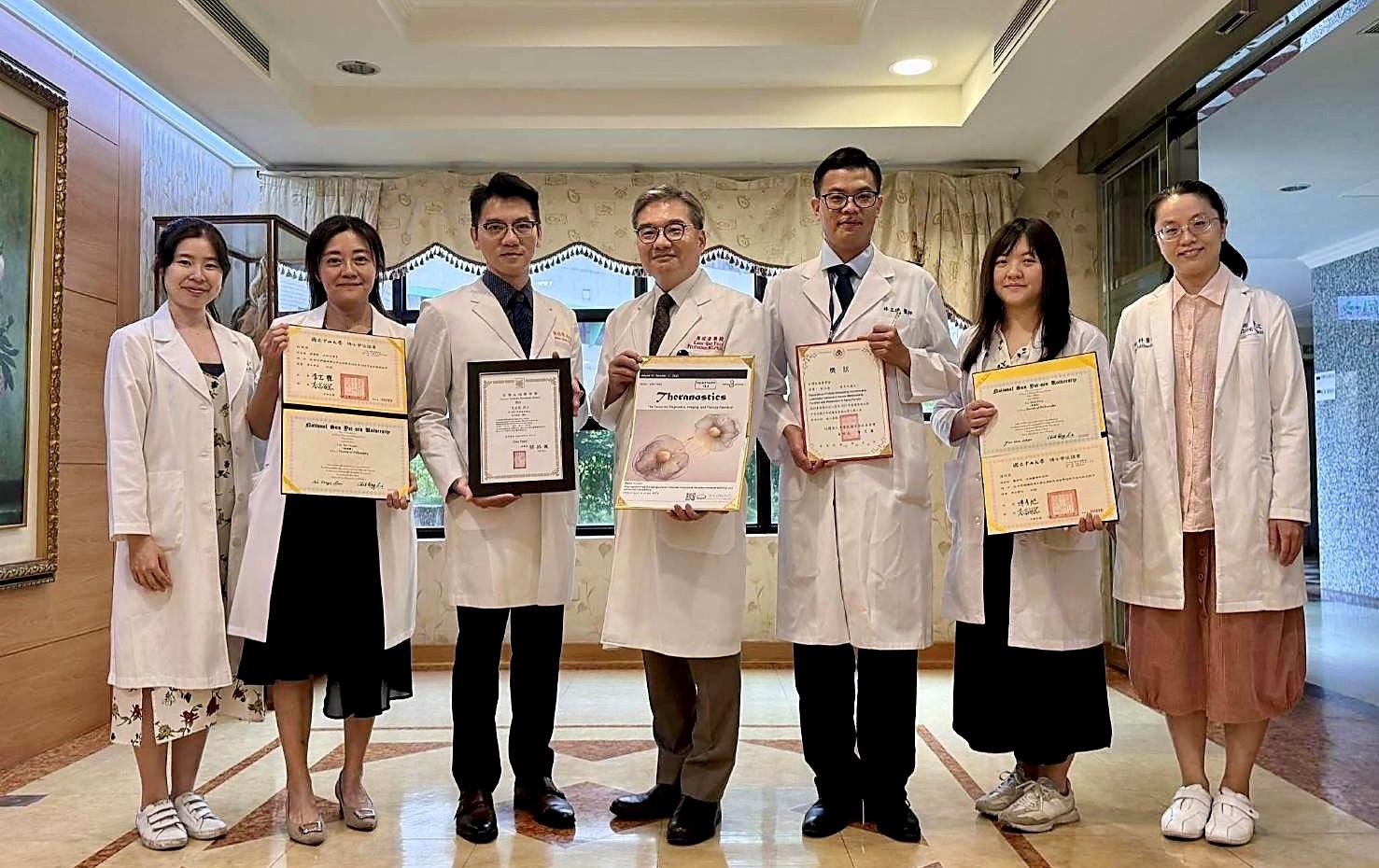 高雄榮總生殖醫學中心研究團隊研究證實芬戈莫德可進老粒線體傳輸並改善卵巢老化。左至右 林柏文醫師、林佩萱博士、李佳榮副教授、崔冠濠教授、林立德副教授、蘇琬屏博士、周靜汶醫師。（圖片來源：高雄榮總提供）圖片