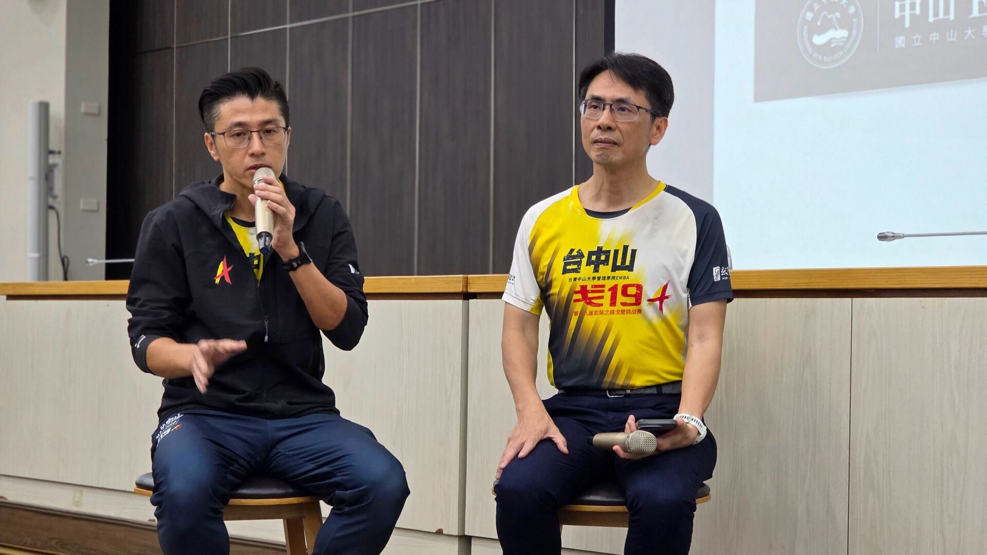 林清煌學長與羅偉學長透過對談，分享戈壁挑戰中的團隊分工、彼此扶持與領導實踐。圖片