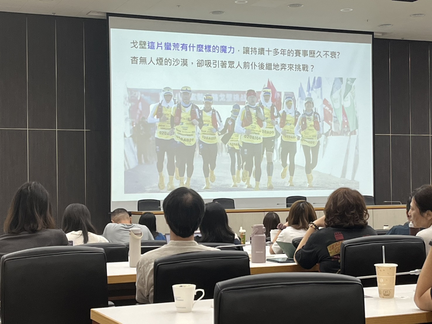 戈壁賽事影像真實呈現隊員在烈日、風沙與疲憊中彼此等待、相互扶持的身影，讓現場學長姐深受感動。圖片