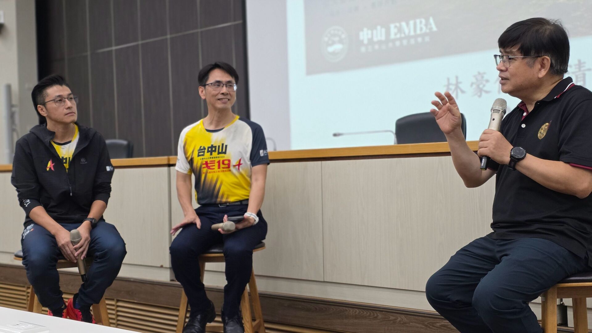 林豪傑院長引導兩位學長從戈壁經驗延伸至企業經營，探討領導者如何管理未知、凝聚團隊並在挑戰中創造價值。圖片