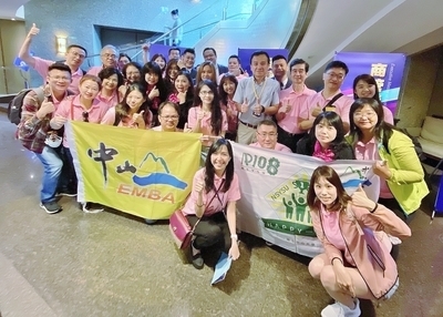 APEMB加油打氣團為參賽學員打氣圖片