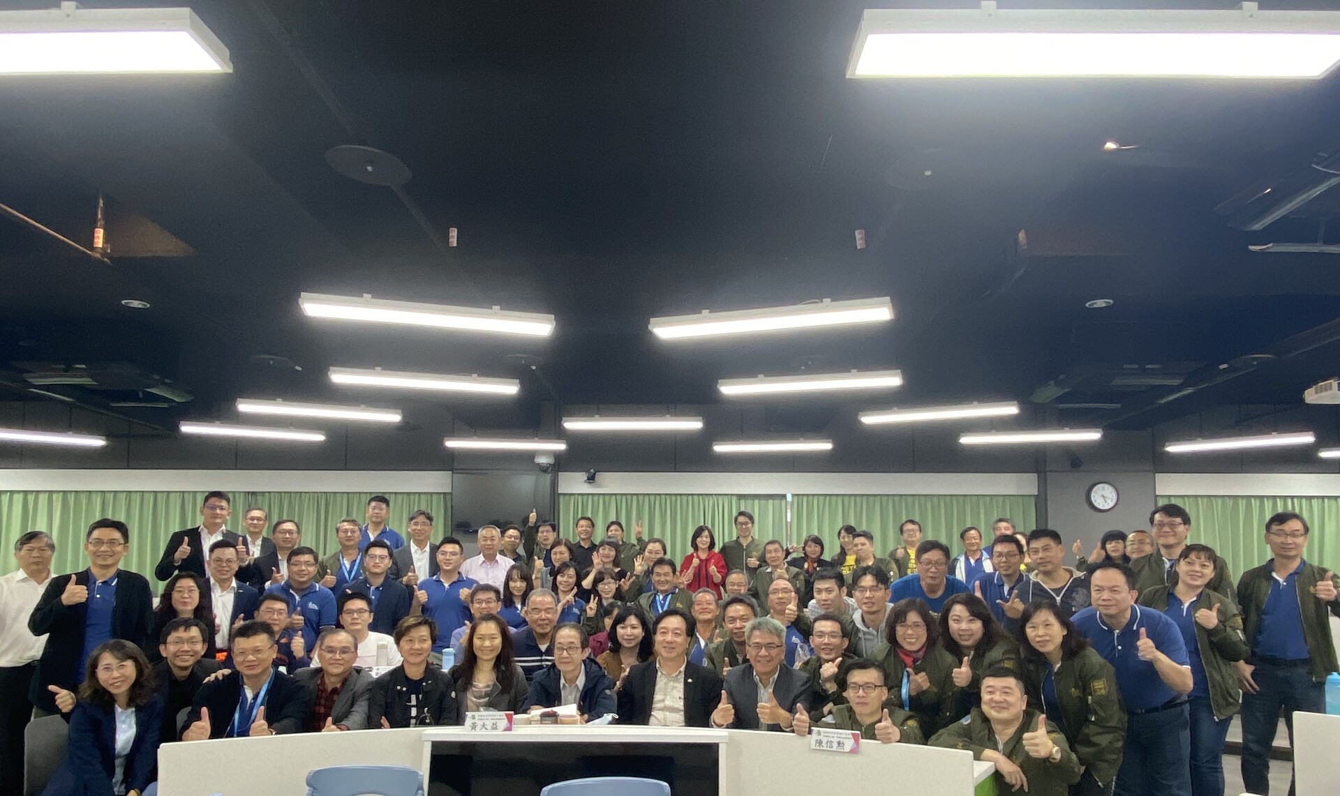 企管系退休教授方至民老師教授企業經營策略課程，師生合影，學員來自不同產業與專業背景，透過課堂討論與實務經驗交流，讓管理知識與企業經營現場相互激盪。圖片