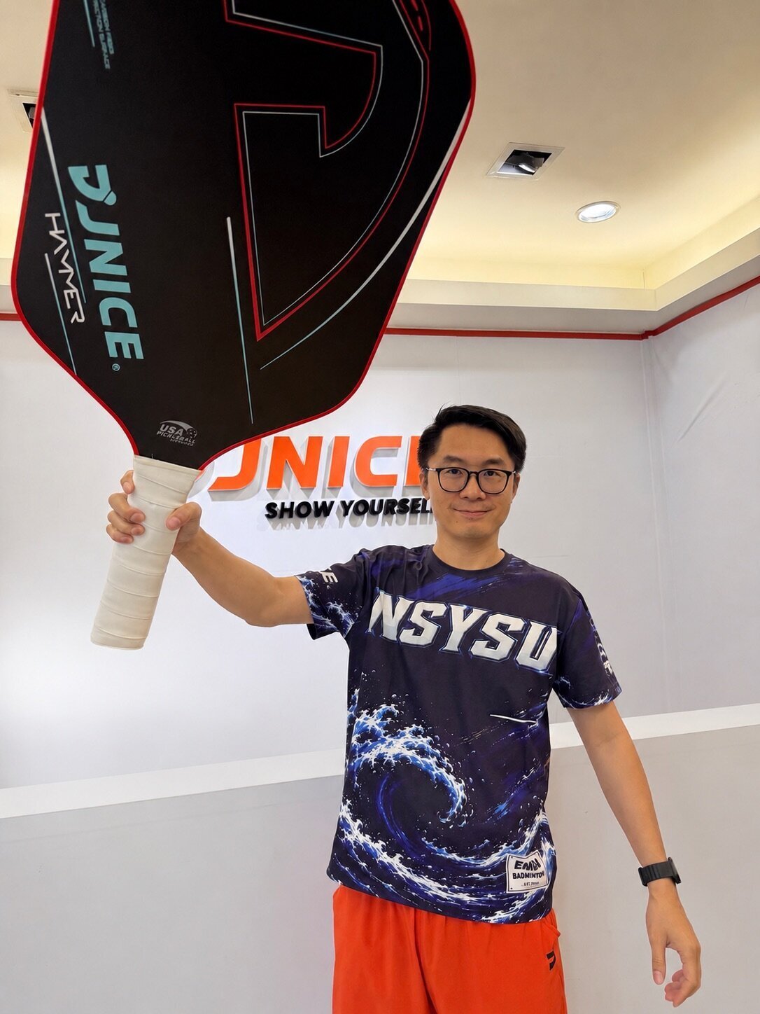 JNICE 董事長李鑑珉憑藉敏銳的市場洞察力，帶領品牌從傳統羽球領域跨界創新，成功打造出兼具研發實力與國際認證的台灣本土匹克球品牌。圖片