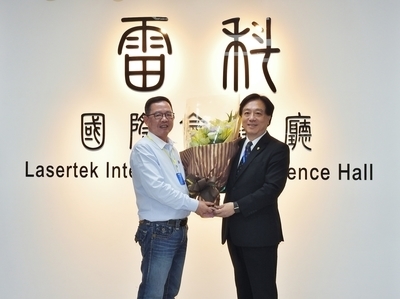 管院校友會謝龍隱會長（左）獻花給再興學長圖片