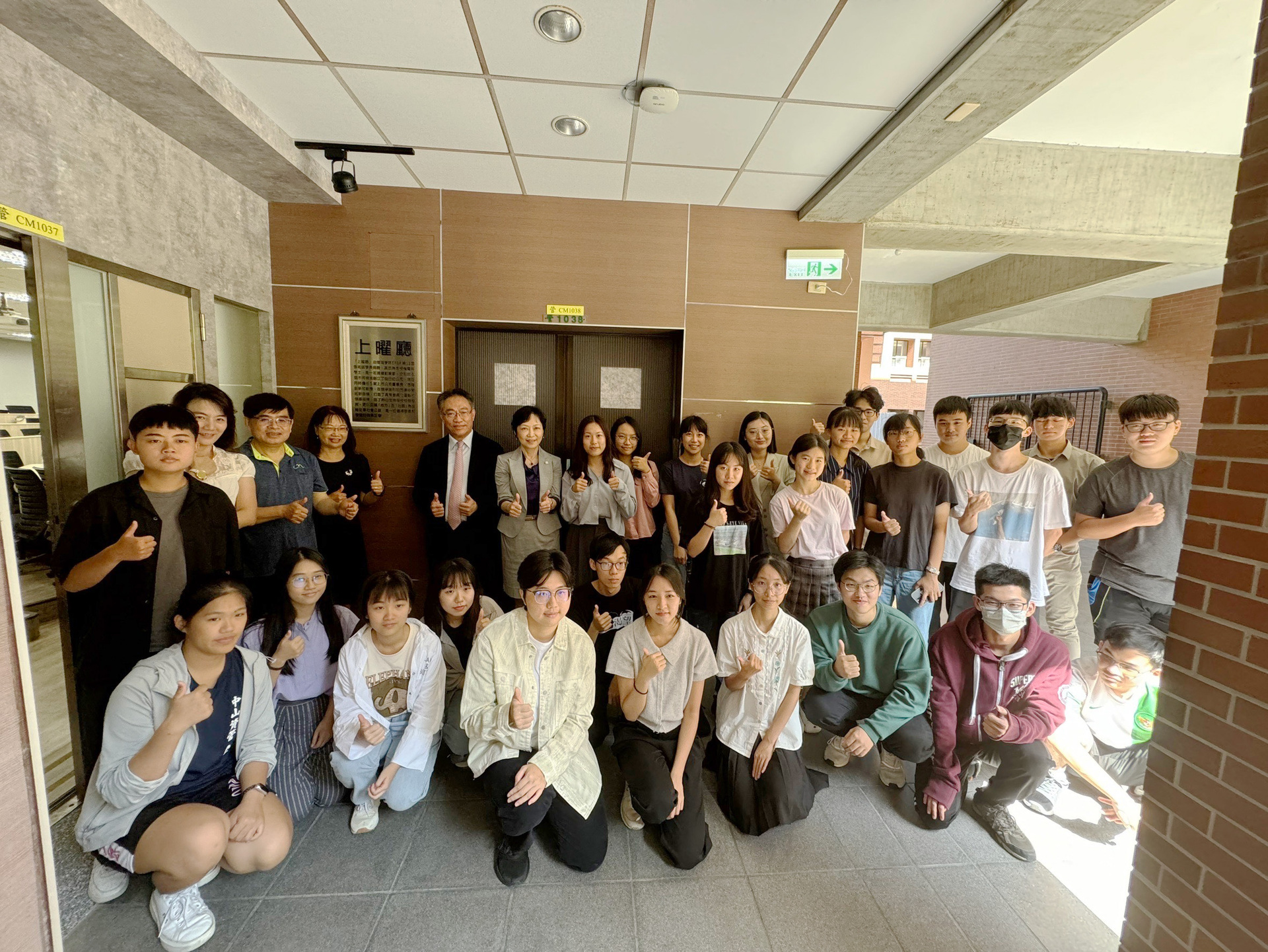 上曜集團張祐銘董事長與管院師生於「上曜廳」前合影圖片