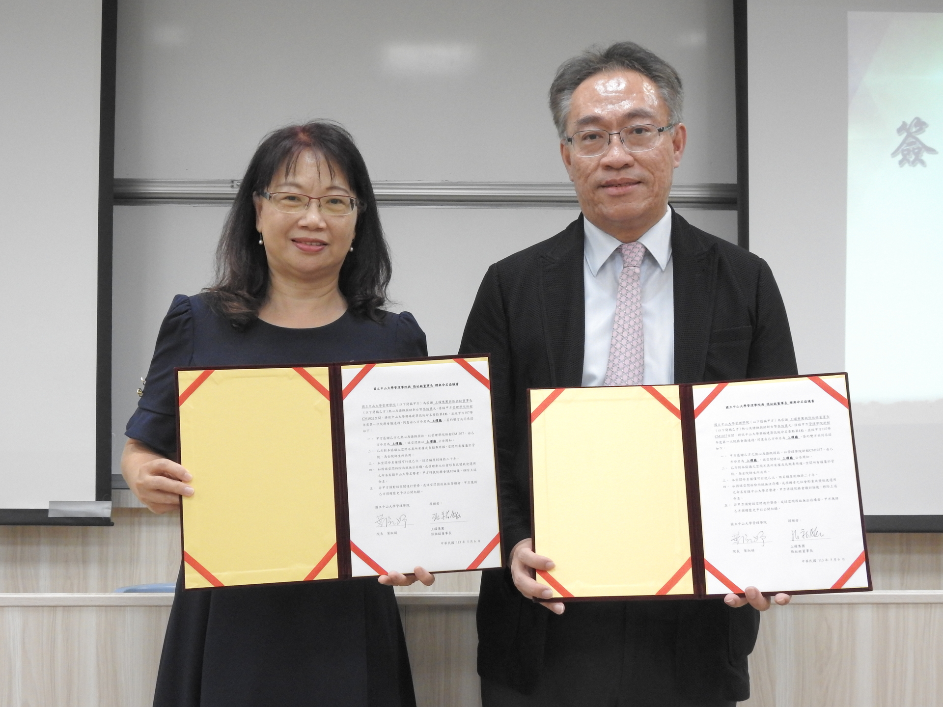 葉淑娟院長與張祐銘董事長共同簽署空間命名協議書圖片
