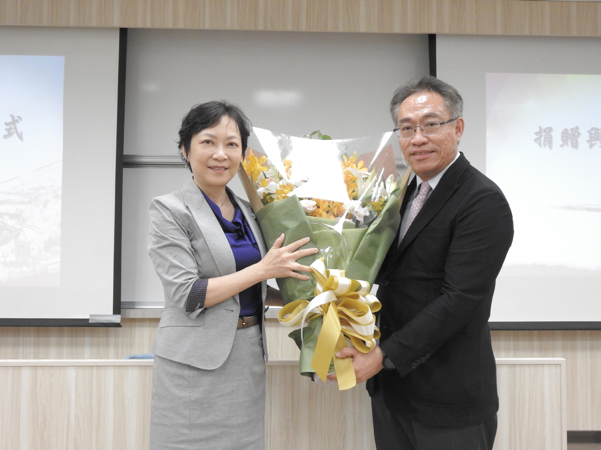 EMBA-13段逸君學姐獻花予張祐銘董事長圖片