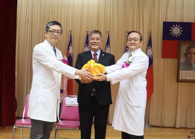 高榮南院新任院長鄭名芳(EMBA-26)，自前院長王瑞祥手中接過印信圖片