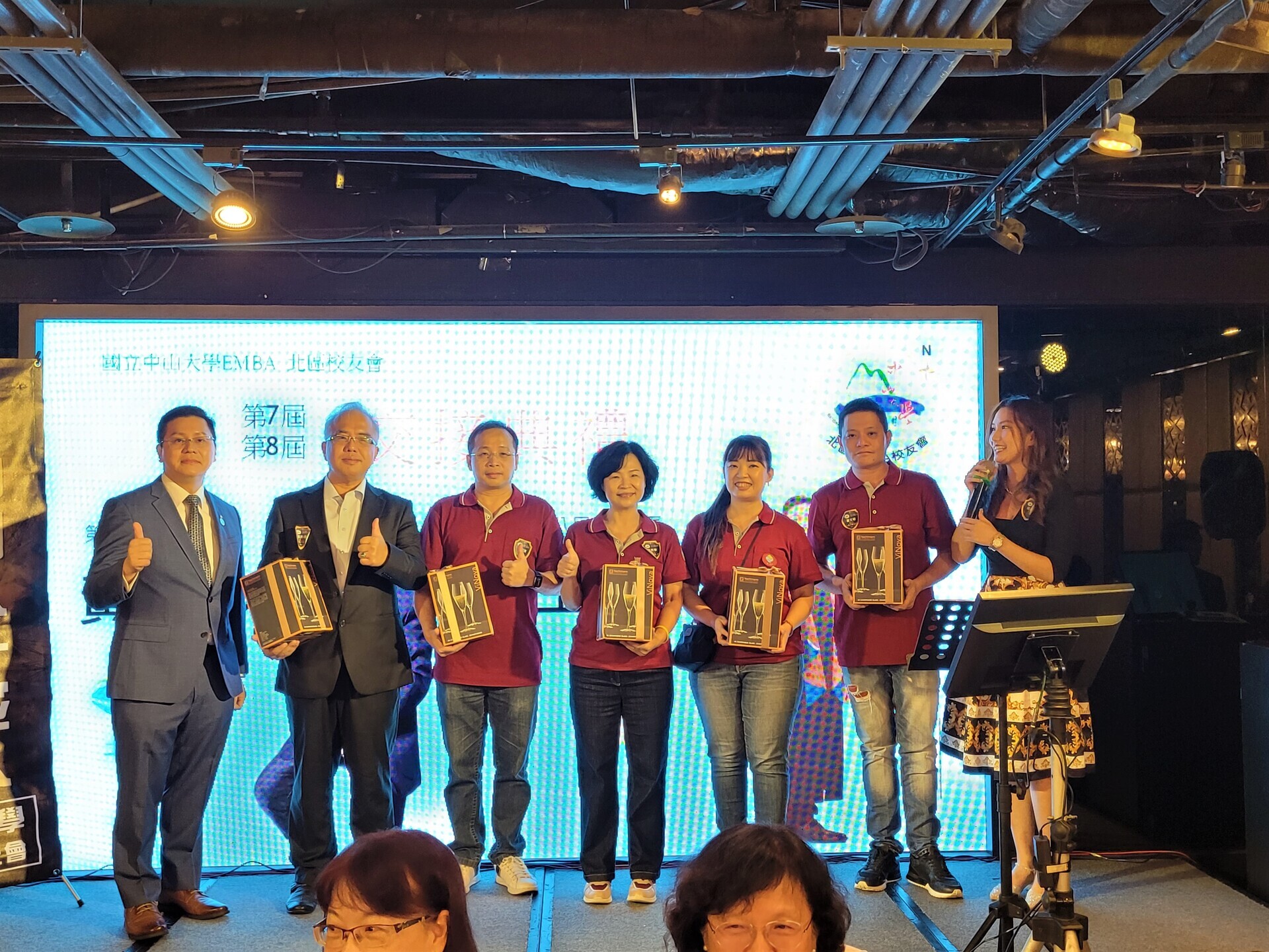 新任理事長王群文致贈第七屆服務團隊感恩禮物圖片