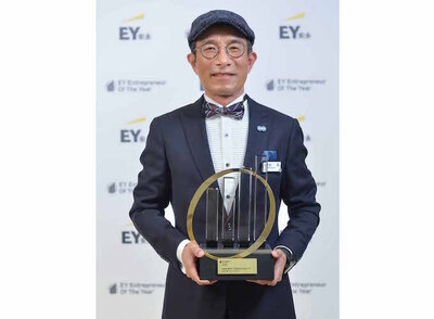 吳盈進學長(IEMBA-3) 榮獲2021《安永企業家獎 - 超越登峰企業家獎》年度大獎。圖／安永提供