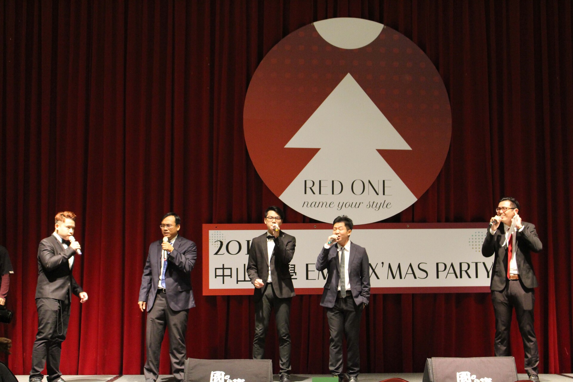 EMBA在校生耶誕晚會紅通通 學長學姊來比美圖片