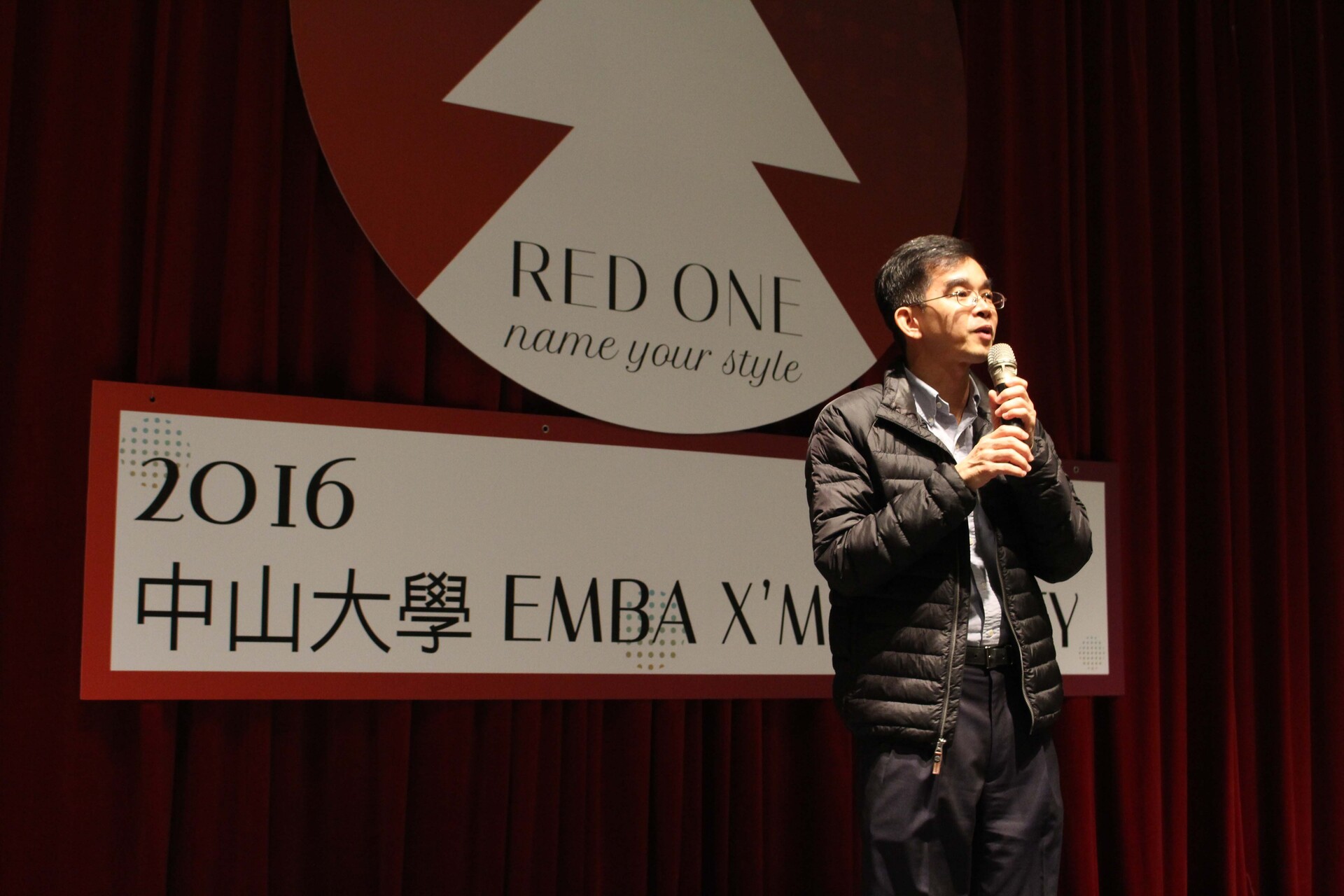 EMBA在校生耶誕晚會紅通通 學長學姊來比美圖片