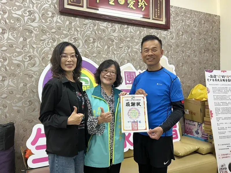 「公益愛行腳行動者」李政全（右）今天特別造訪金門生命線協會，在榮譽理事長許雪芳（左）的見證下捐贈善款，主任潘蓉嬋致贈感謝狀。(記者蔡家蓁／攝影)圖片
