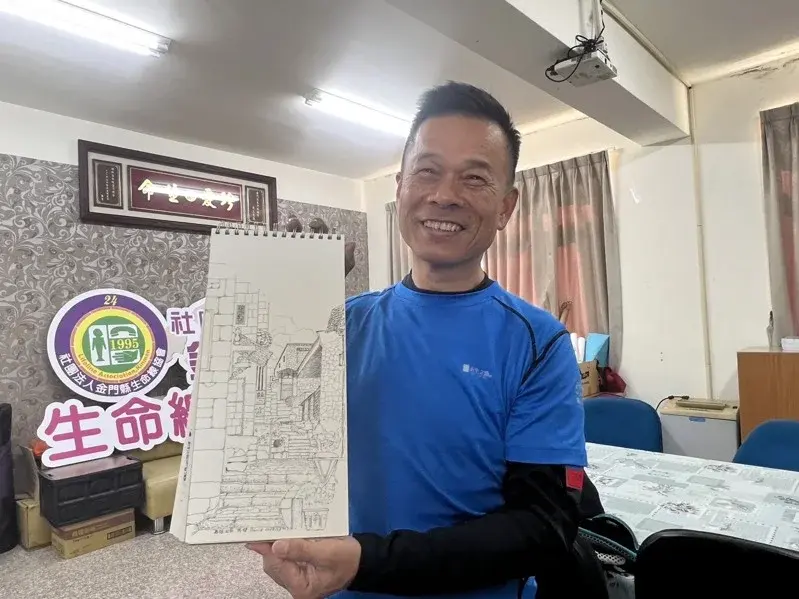 「公益愛行腳行動者」李政全自昨日起至8日展開金門150公里徒步行腳，他透露，多年來他每到一個地方行走就會速寫當地特色與風景，圖為他秀出所畫的北竿芹壁。(記者蔡家蓁／攝影)圖片
