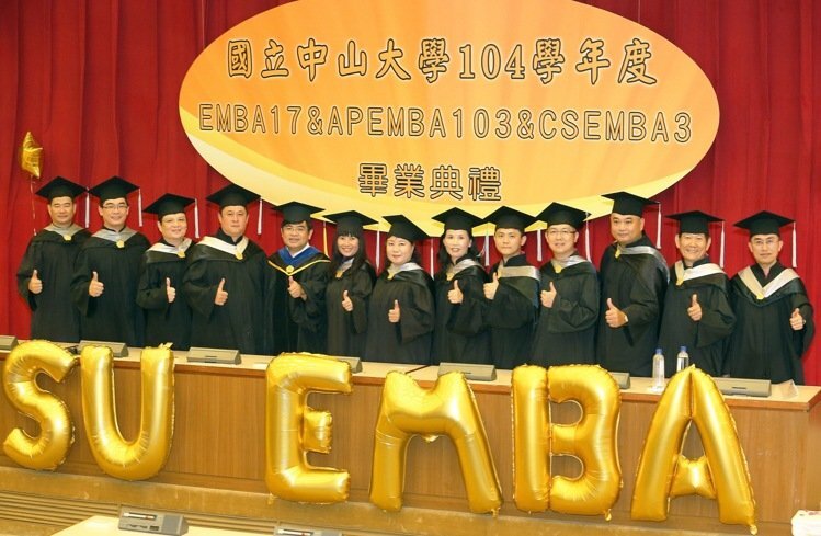 國立中山大學EMBA-E17級的12位企業家學員，將自己的個人的創業歷程與經營智慧共同出書獻給學校圖片
