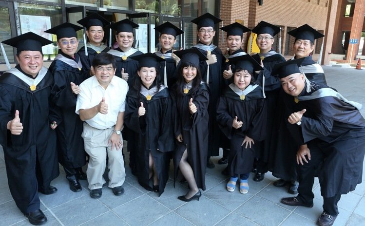 國立中山大學EMBA-E17級的12位企業家學員，將自己的個人的創業歷程與經營智慧共同出書獻給學校圖片
