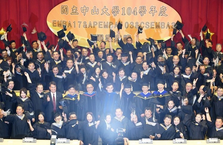 國立中山大學EMBA-今年總共有112位畢業生來自各行各業的領導人圖片