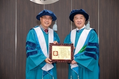 鄭英耀校長頒予名譽博士學位證書圖片